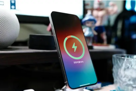 东阁镇苹果15换屏服务分享用什么充电器给iPhone15充电更好 